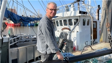 Krabbenfischer Söhnke Thaden, hier vor seinem Kutter „Christine“ im Fedderwardersieler Hafen, wird die Nacht auf Donnerstag, 1. September 2022, nie vergessen: Unter dramatischen Umständen rettete er auf der Außenweser einen in Seenot geratenen Segler aus höchster Gefahr.