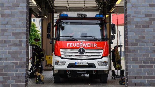 Traktor geht beim Mähen in Flammen auf - Hoher Schaden Kräfte der Feuerwehr rücken auf ein Feld aus, um nicht nur einen Traktor, sondern auch das Feld selbst zu löschen. (Symbolbild)