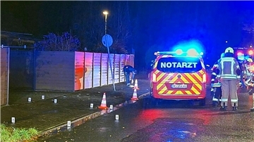 Kräfte der Feuerwehr und des Rettungsdienstes sind an der Unfallstelle in einem Delmenhorster Wohnviertel im Einsatz.