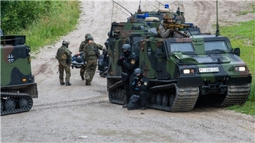 Kräfte von Polizei, Bundeswehr, Rettungsdiensten und Bergwacht proben die Versorgung und den Abtransport von verwundeten Polizisten.