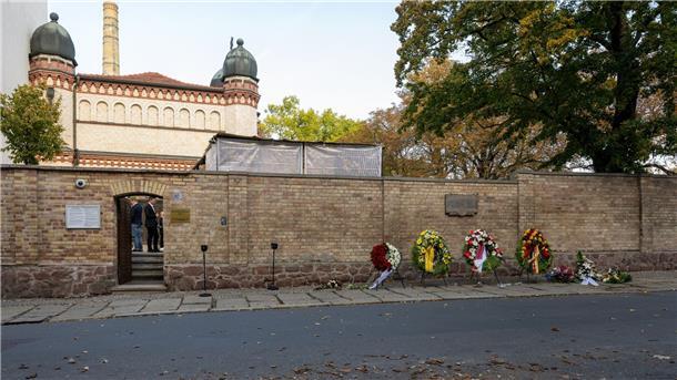 Kränze zum Gedenken an die Opfer des Terroranschlags von 2019 stehen vor der Synagoge in Halle.