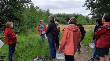 Kräuterexpertin Maren Suhr zeigte den Landfrauen, was es am Wegesrand und auf der grünen Wiese zu entdecken gibt. Foto Heins