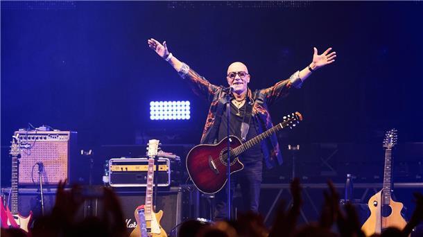 Krahl spielt mit seiner Band City live auf der Abschiedstour in Berlin 2022. (Archivbild)
