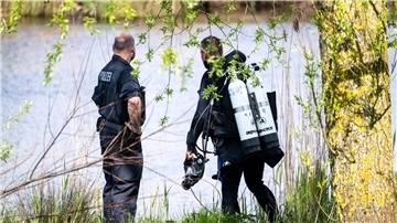 Kranenburg: Ein Taucher der Polizei steigt in die Oste. Der sechs Jahre alte Arian aus Elm wird weiter vermisst.