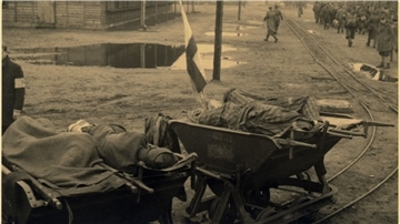 Kranke KZ-Häftlinge auf Wagen der Lorenbahn des Stalag X B Sandbostel. Dieses Foto wurde im Lager Sandbostel kurz vor der Befreiung im April 1945 aufgenommen.