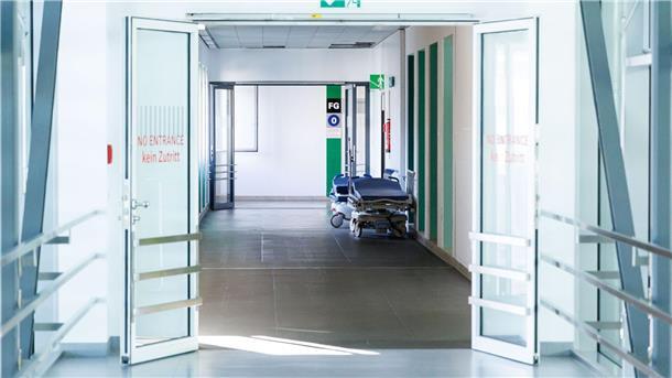 Ermittlungen gegen Krankenhaus: Vorwürfe zurückgewiesen Krankenbetten stehen in einem Gang in einem Krankenhaus.