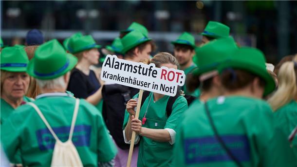 Kliniken fordern schnelle Finanzspritze Krankenhausmitarbeiter demonstrieren auf dem Washingtonplatz in Berlin.