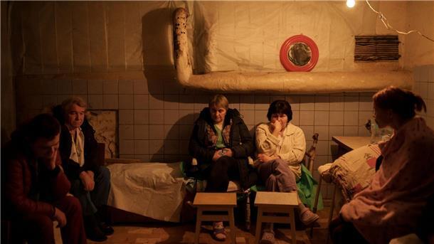 Krieg gegen die Ukraine: So ist die Lage Krankenhauspersonal sitzt während eines Luftangriffsalarms nordöstlich von Kiew in einem Keller, der als Luftschutzbunker genutzt wird.