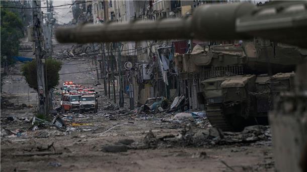 Krankenwagen stehen in der Nähe eines Panzers der israelischen Streitkräfte im Gazastreifen. Aus dem umkämpften Schifa-Krankenhaus in Gaza sind nach Angaben des Palästinensischen Roten Halbmonds weitere Patienten evakuiert worden.