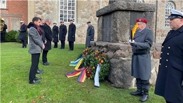 Kranzniederlegung am Ehrenmal bei der Lamstedter Kirche.