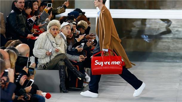Kreationen von großen Designern wie Louis Vuitton und Supreme halfen der Männerhandtasche wieder in den Mainstream zu finden.