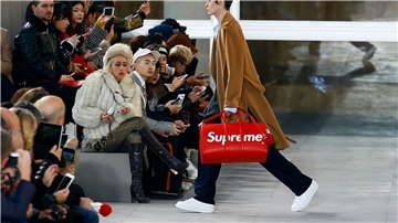 Kreationen von großen Designern wie Louis Vuitton und Supreme halfen der Männerhandtasche wieder in den Mainstream zu finden.