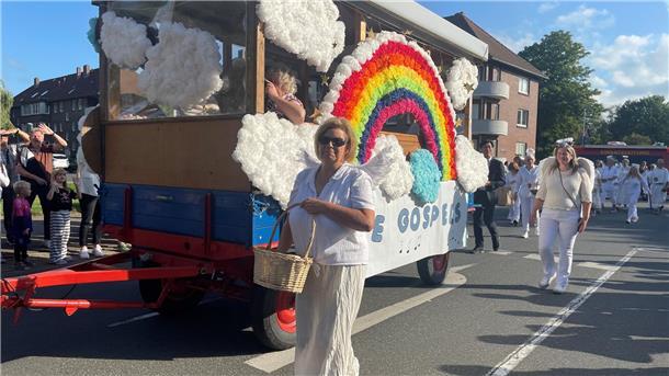 Ein bunter Umzugswagen beim Nordenhamer Stadtfest