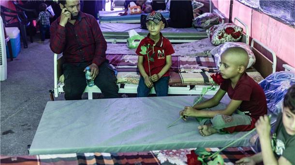 Krebskranke Kinder sitzen in einem Zelt nahe der Grenze zur Türkei.