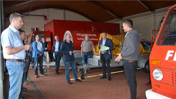 Kreisbrandmeister Kai Palait (rechts) gab den Christdemokraten Einblicke in die Arbeit in der Feuerwehrtechnischen Zentrale in Schiffdorf.