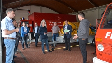 Kreisbrandmeister Kai Palait (rechts) gab den Christdemokraten Einblicke in die Arbeit in der Feuerwehrtechnischen Zentrale in Schiffdorf.