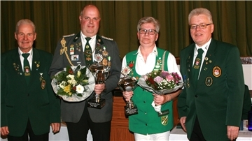 Kreispräsident Holger Rubach (rechts) und sein Stellvertreter Werner Martens gratulierten Tanja Rubach und Lars Busch zur Ernennung der „Sportler des Jahres“. Es fehlt Leni Klintworth. 