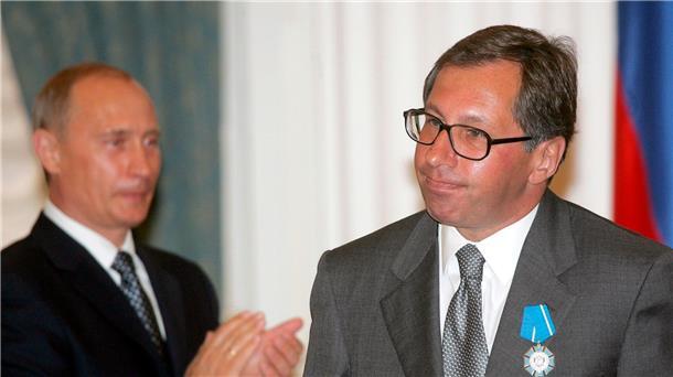 EU-Gericht kippt Sanktionsbeschlüsse gegen Oligarchen Kremlchef Wladimir Putin applaudiert dem damaligen Alfa-Bank-Chef Pjotr Awen (r) nach der Verleihung des Ordens für Verdienste um das Vaterland (Archivbild).