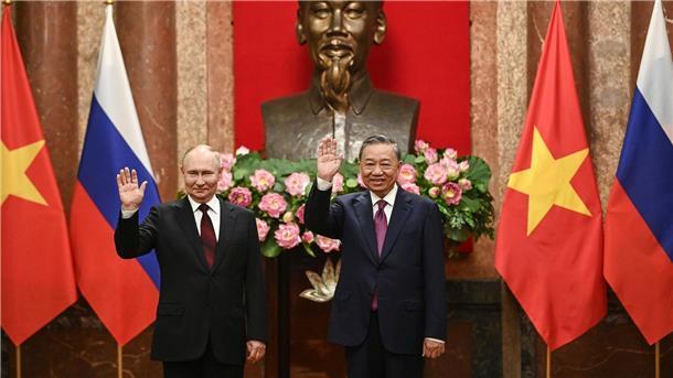 Krieg gegen die Ukraine: So ist die Lage Kremlchef Wladimir Putin (l) und der vietnamesische Präsident To Lam posieren im Präsidentenpalast in Hanoi für die Fotografen.