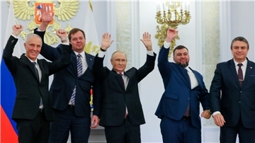 Kremlchef Wladimir Putin mit den Besatzungschefs der vier annektierten Gebiete in Moskau.