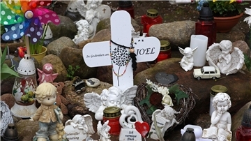 Kreuze, Figuren, Kerzen und Blumen stehen an der Stelle, wo der sechsjährige getötete Joel gefunden wurde. Der Prozess wegen Totschlags geht weiter.