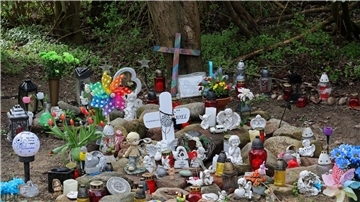 Kreuze, Figuren, Kerzen und Blumen stehen an der Stelle, wo der sechsjährige getötete Joel gefunden wurde.