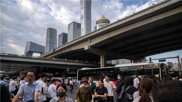 Chinas Wirtschaftswachstum verlangsamt sich Kreuzung im zentralen Geschäftsviertel von Peking. Chinas wirtschaftliche Erholung verliert weiter an Schwung.