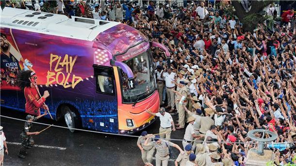 Mindestens elf Tote nahe Kricket-Stadion in Indien Kricket-Fans in Bengaluru jubeln ihrem Heimteam zu, das in einem Bus sitzt.