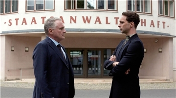 Kriminalhauptkommissar Vincent Ross (r) )André Kaczmarczyk) befragt den  Insolvenzverwalter Udo Schick )Bernhard Schir).