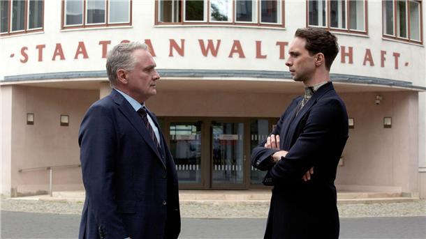 „Polizeiruf 110“: Solo-Auftritt von Kommissar Ross Kriminalhauptkommissar Vincent Ross (r) befragt den Insolvenzverwalter Udo Schick.