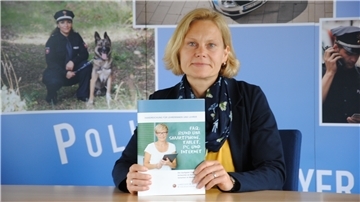 Kriminalhauptkommissarin Ute Schwiebert ist bei der Polizeiinspektion Rotenburg als Beauftragte für Jugendsachen tätig und klärt über beunruhigende Sticker auf Handys von Kindern und Jugendlichen auf.