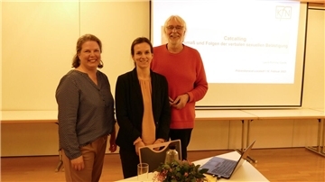 Kriminologin Laura-Romina Goede (Mitte) wurde von Ulrike Meinhardt, Koordinatorin des Loxstedter Präventionsrates, und Präventionsratsgeschäftsführer Leo Mahler begrüßt.