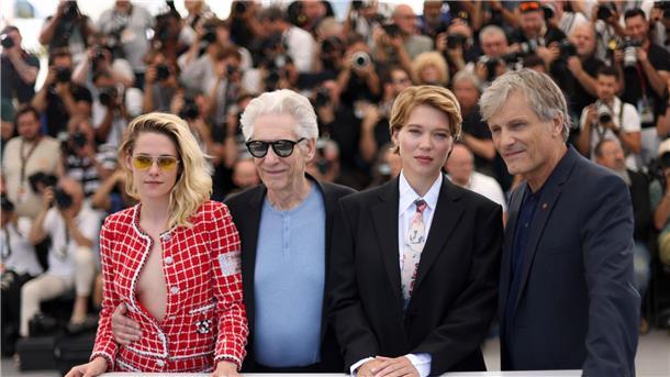 Kristen Stewart (l-r), David Cronenberg, Léa Seydoux und Viggo Mortensen stellen „Crimes of the Future“ in Cannes vor.