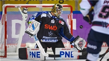 Kristers Gudlevskis  von den Fischtown Pinguins hält einen Puck