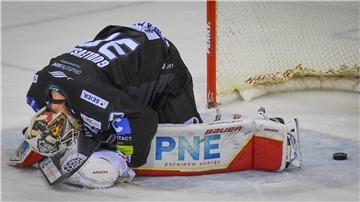 Kristers Gudlevskis, Torhüter der Fischtown Pinguins, ist nach Berlins Siegtreffer niedergeschlagen