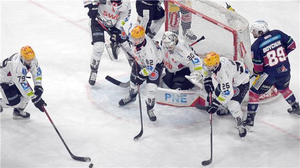 Sensationell! Pinguins gewinnen Showdown in Berlin und sind Hauptrunden-Meister Kristers Gudlevskis war ein großer Rückhalt im Pinguins-Tor.