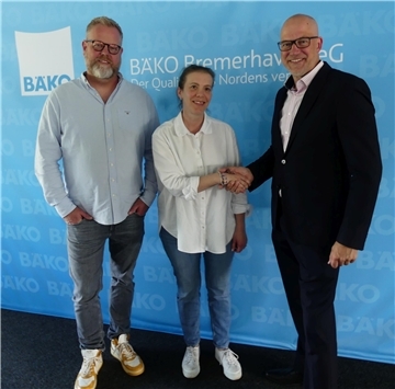 Kristian Tiedemann (Aufsichtsrat, links) und Mirko Oeltermann (rechts) gratulieren der frisch gebackenen Bäckermeisterin Rahel Petscheid-Zoldan von der Bäckerei Petsch-Brot aus Tiste (SG Sittensen) zum Meistertitel.