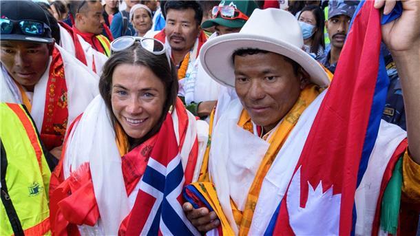 Nepalese und Norwegerin besteigen alle Achttausender Kristin Harila (l), Bergsteigerin aus Norwegen, und Tenjen Sherpa (r), Sherpa-Führer aus Nepal, kommen in Kathmandu an.