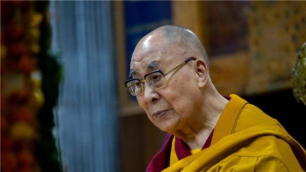 Kriti am Dalai Lama: Er forderte einen Jungen auf, seine Zunge zu lutschen.