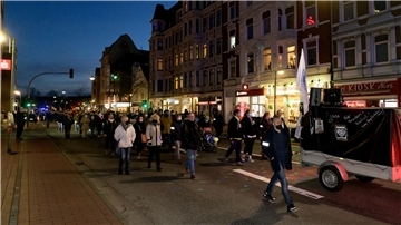 Kritiker der Corona-Regeln demonstrieren auf der Hafenstraße in Bremerhaven - angemeldet, unüberhörbar, friedlich.