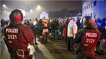 Polizei und Demonstranten