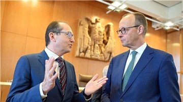 Kritisieren die Ampel-Wahlrechtsreform aufs Schärfste: CDU-Chef Friedrich Merz (r.) und der Vorsitzende der der CSU-Landesgruppe im Bundestag, Alexander Dobrindt.