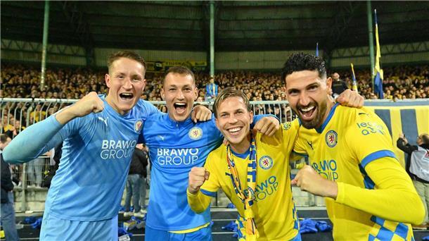 Kritisiert den eigenen Verein: Braunschweigs Sven Köhler (2. v.l.), zusammen mit Ron-Thorben Hoffmann, Lino Tempelmann und Fabio Kaufmann nach der erfolgreichen Relegation gegen den 1. FC Saarbrücken.