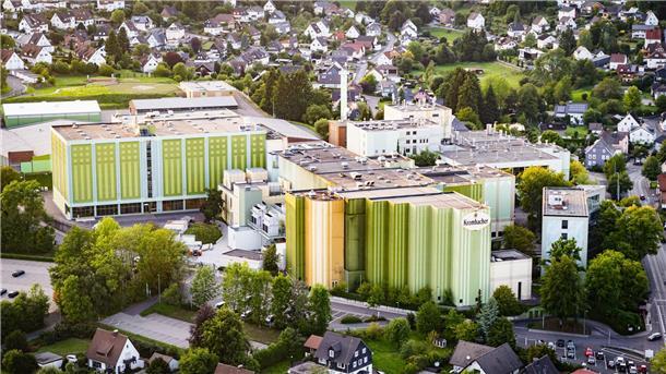 Krombacher hebt die Preise für Flaschenbier und für Fassbier zum Herbst hin an. (Archivbild)