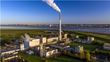Ein großes Industriewerk, fotografiert aus einem Flugzeug.