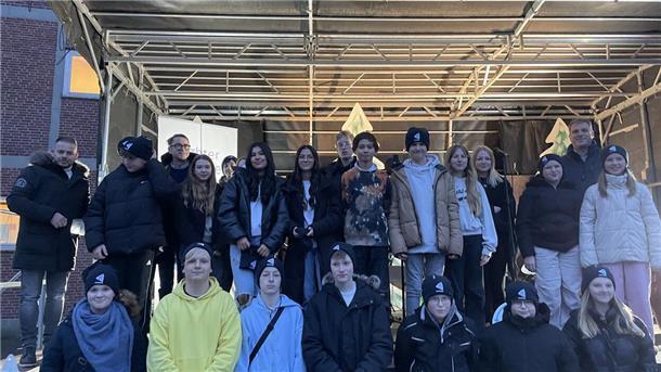 Kronos Titan unterstützt Skikurs der Oberschule 1 mit Mützen und 2.000 Euro.