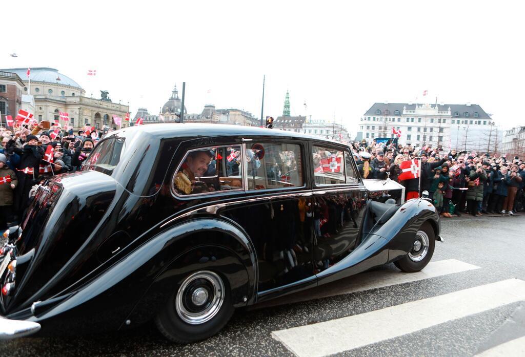 Königlicher Kuss: Frederik X. neuer König von Dänemark Kronprinz Frederik im Auto „Krone 1“ begrüßt die Fans, während der Fahrt von Schloss Amalienborg zum Schloss Christiansborg.