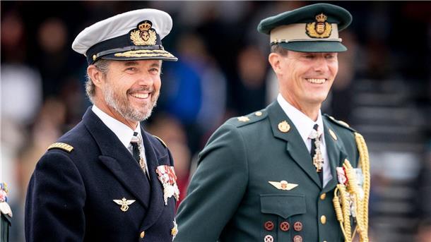 Dänemarks lässiger Kronprinz: Frederik wird 55 Kronprinz Frederik von Dänemark (l) und sein Bruder Prinz Joachim.