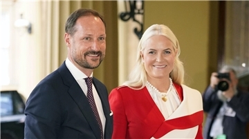 Kronprinz Haakon (l) von Norwegen und Kronprinzesin Mette-Marit kommen nach Deutschland.