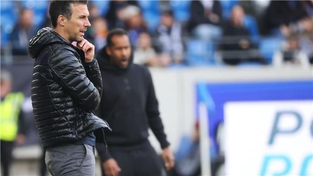 KSC-Trainer Christian Eichner (l) steht am Spielfeldrand.